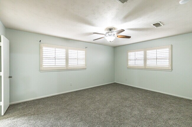Building Photo - Charming 3 bedroom 2 bathroom