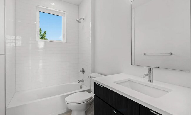 Building Photo - Modern 2 bed, 2.5 bath w/ rooftop!