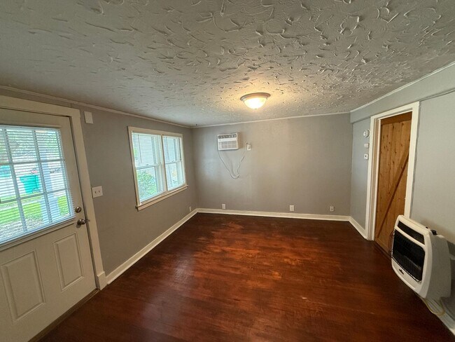 Building Photo - Renovated Cottage Style 2 Bedroom, 1 Bath in Grandview, MO w/ Hardwood Floors, Covered Patio & Ba...