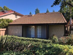 Building Photo - Beautifully Updated 3 Bed/2 Bath Single Fa...