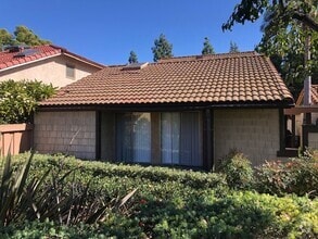 Building Photo - Beautifully Updated 3 Bed/2 Bath Single Fa...