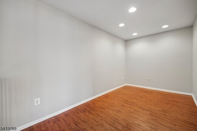 Building Photo - 915 Kensington Ln