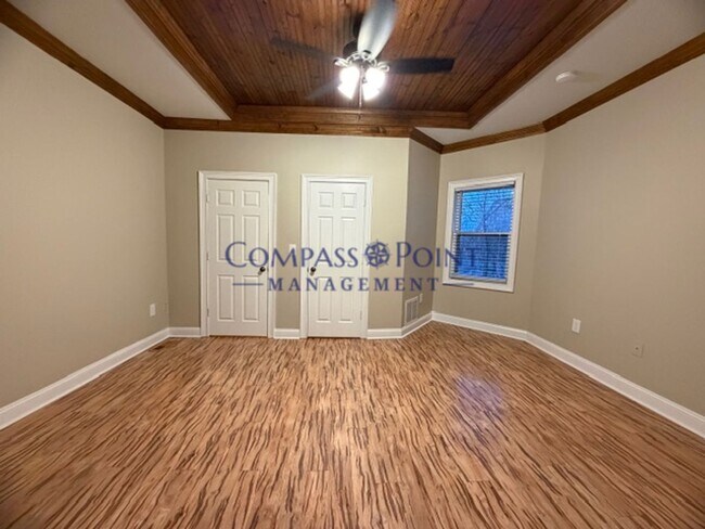 Building Photo - Spacious 1 bedroom HOUSE, FIRST MONTH RENT FREE!!!
