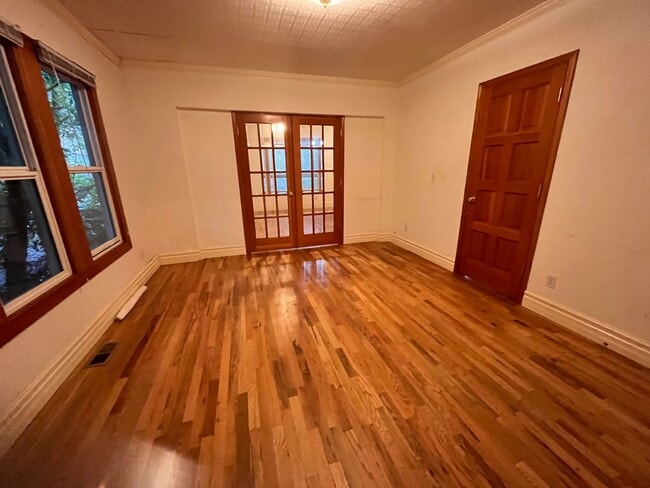 Building Photo - Cozy 2 Bedroom Home Nestled Between Greenlake and the Woodland Park Zoo