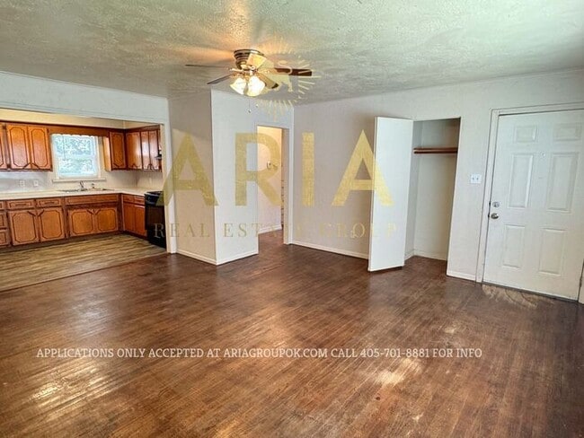 Building Photo - LOCATION! LOCATION! LOCATION! Charming 2 B...