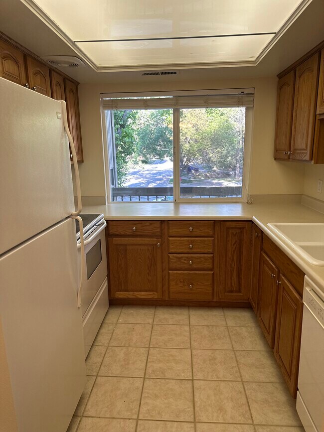 Building Photo - Waterbury Way condominium - utilities included