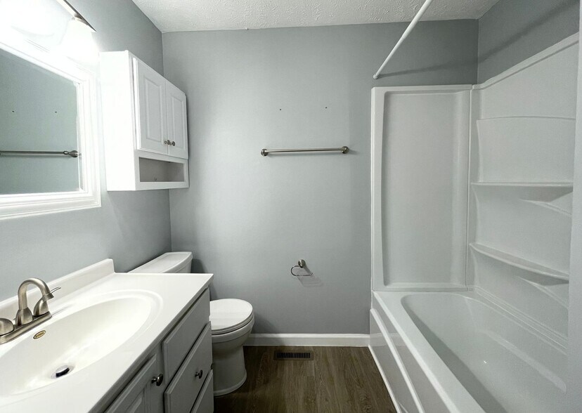 Building Photo - 201 S Evergreen Ln