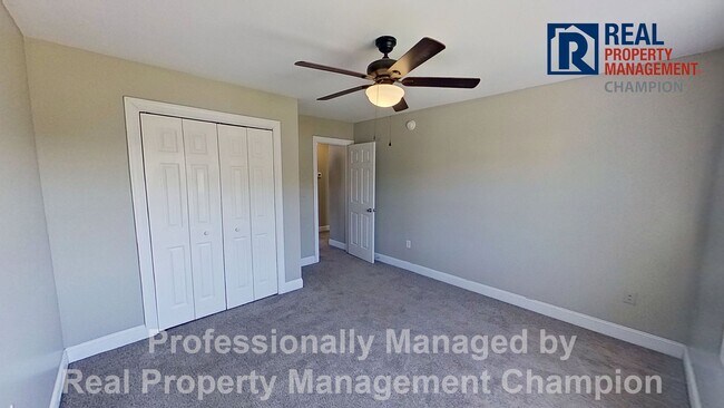 Building Photo - 3 BD/2.5 BA Home with Fenced Yard & Attached Garage