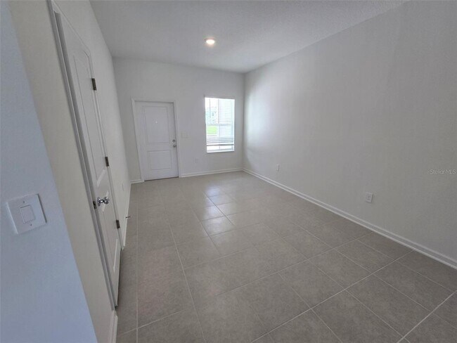 Building Photo - 3070 Chantilly Dr