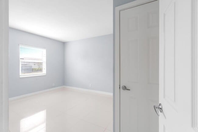 Building Photo - 416 NE 15th Ave