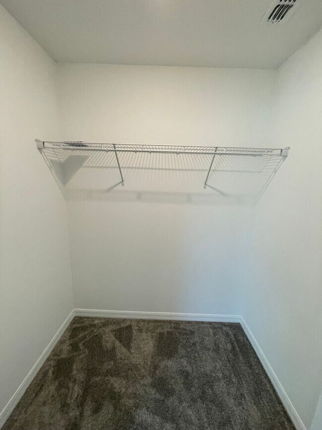 Building Photo - 4 Bedroom 2.5 Bathroom home located in Preserves at LPGA