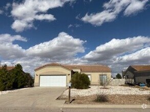 Building Photo - Fully Furnished: Beautiful 3 bedroom, 2 ba...