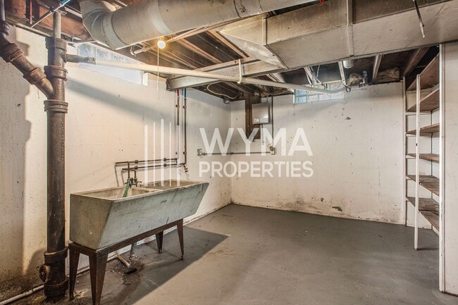 Building Photo - AVAILABLE MID-JULY!! 3 Bedroom, 1.5 Single...