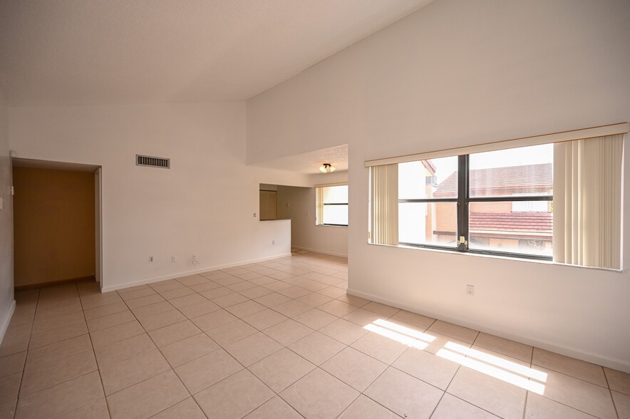 Living room - 445 W Park Dr