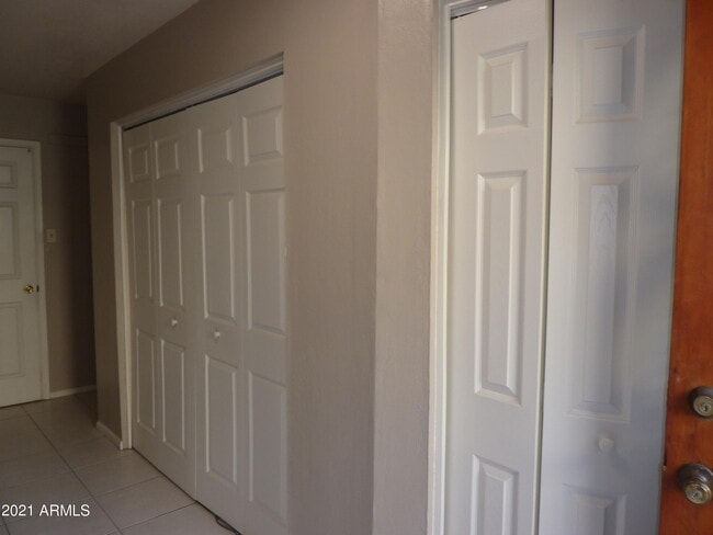 Building Photo - 607 E Diamond Dr