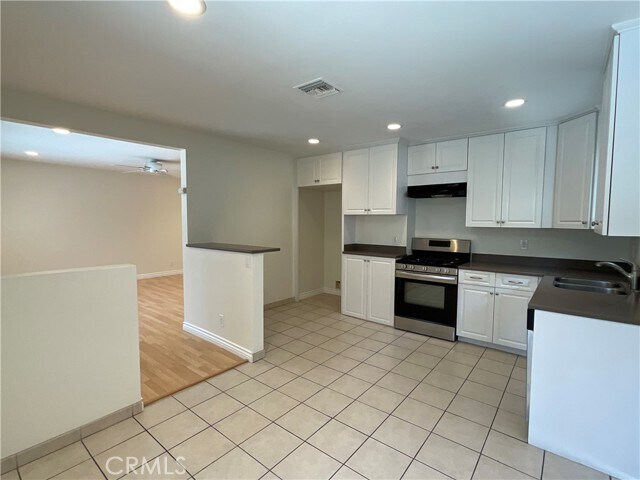 Building Photo - 2641 Santa Ana Ave