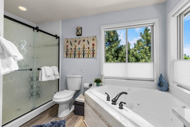 Building Photo - Beautiful bright home with large yard, fin...