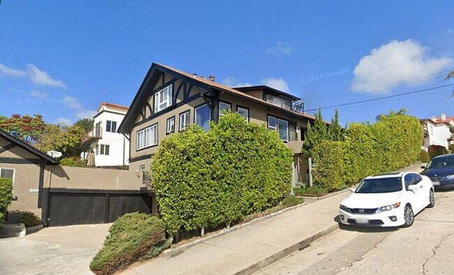 Building Photo - Upstairs 2 Bedroom Apartment with Extra St...