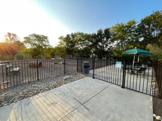 Building Photo - 2 Bed 1.5 Bath- Oakdale PA! Hawthorne Vill...