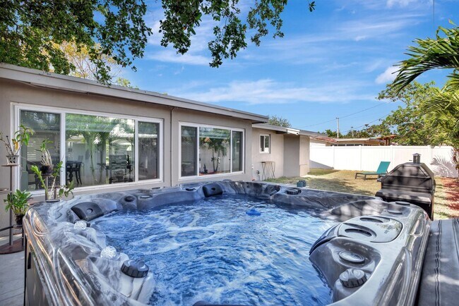 Building Photo - 2260 NE 62nd St