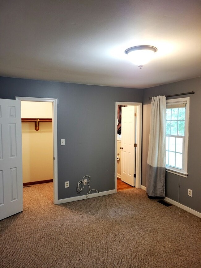 Building Photo - Spacious 3 bedroom 2 bath rancher availabl...