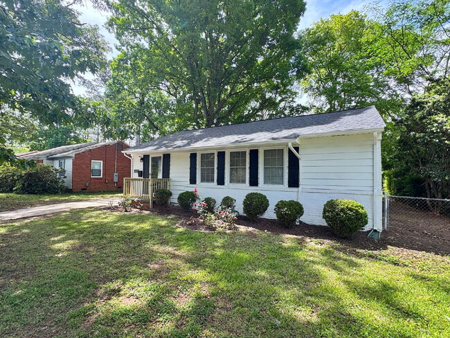 Building Photo - Well Maintained Home Minutes from Downtown...