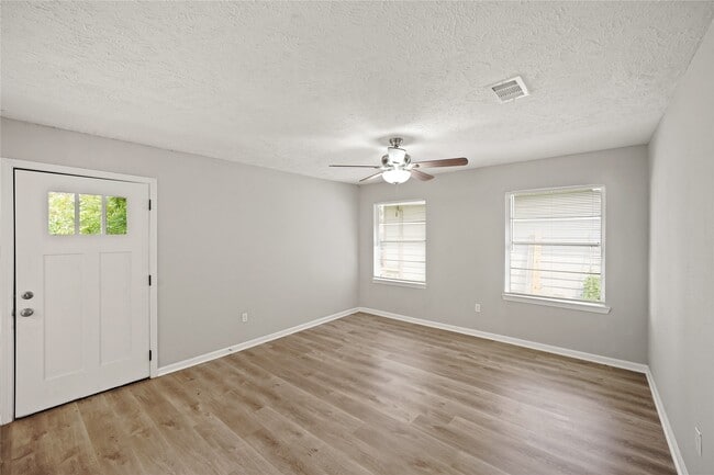 Building Photo - 5822 Glenhurst Dr