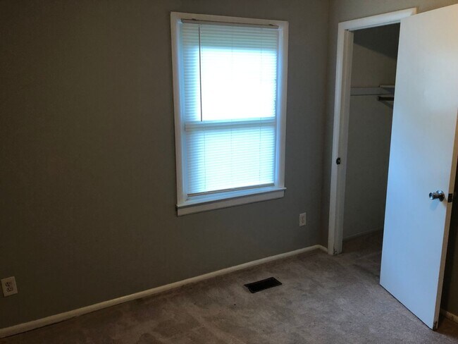 Building Photo - Cute,Belmont-Mt Holly home close to everything