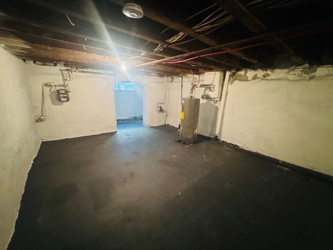 Building Photo - Refreshed 3bd/1bath House! Section 8 ONLY!