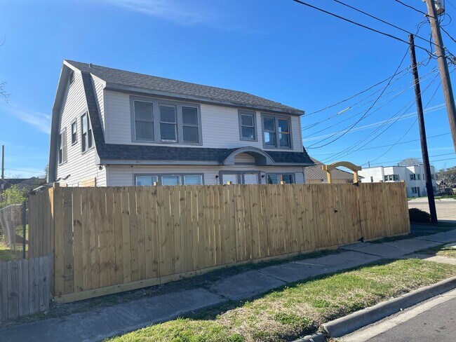 Building Photo - 1309 5th St