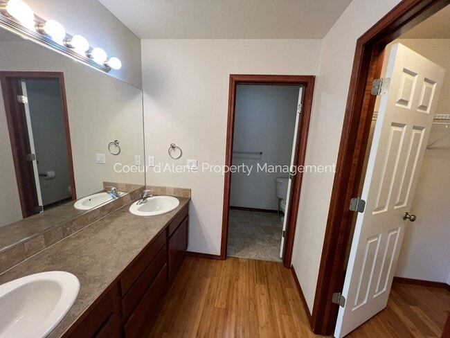 Building Photo - Well Maintained 4 bed house in The Landings