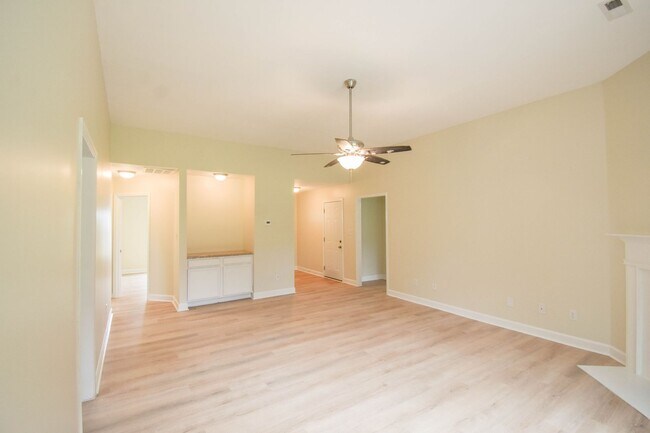 Building Photo - 3 Bedroom 2 Bathroom with Garage