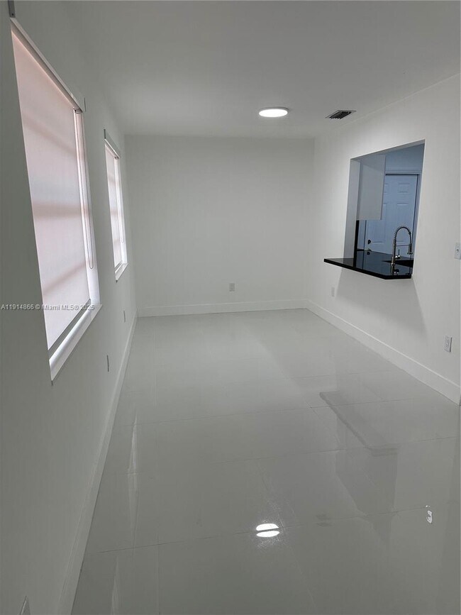 Building Photo - 6936 SW 22nd St