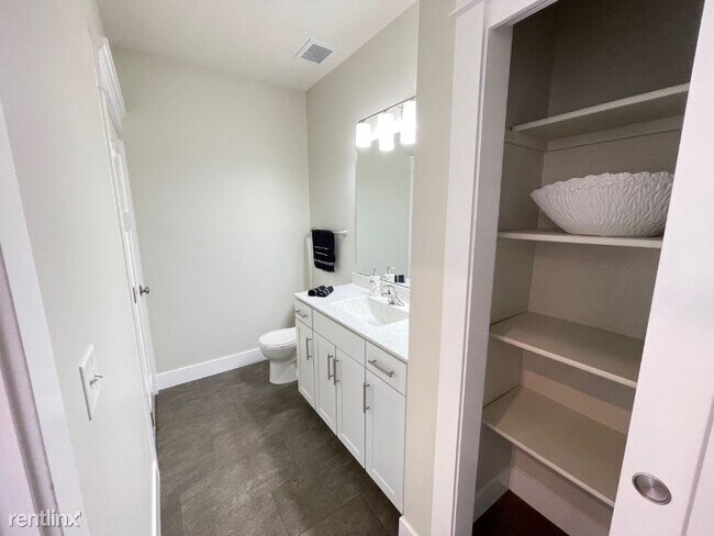 Building Photo - 3 br, 2.5 bath Townhome - 13174 Lincoln Rd