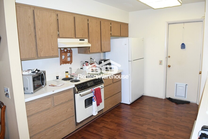 Building Photo - 10005 W Pleasant Valley Rd