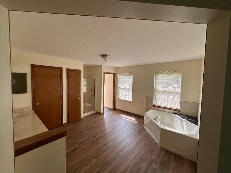 Building Photo - 1443 Laurel Oaks Dr