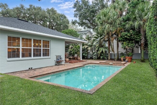 Building Photo - 1222 Lancaster Dr