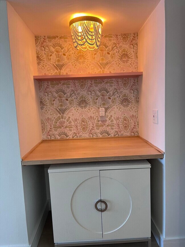 Building Photo - 1069 Hillsboro Mile