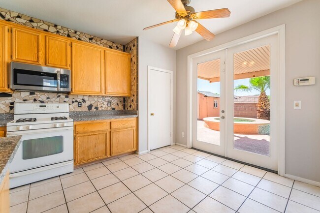 Building Photo - Beautiful 5 bed home with sparkling pool located in the heart of Las Vegas!