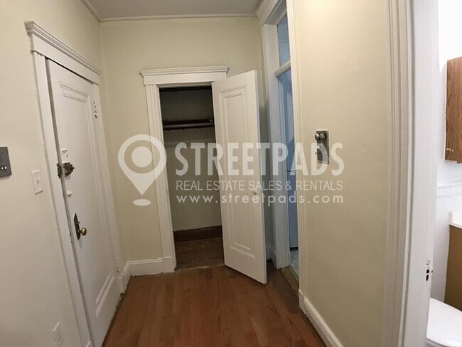 Building Photo - bedroom in Boston MA 02215