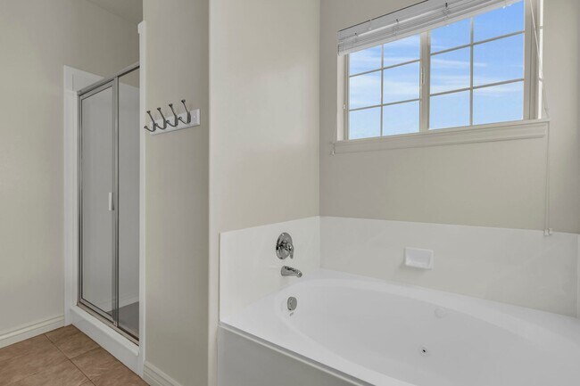 Building Photo - Charming Midway Home - Available Now!