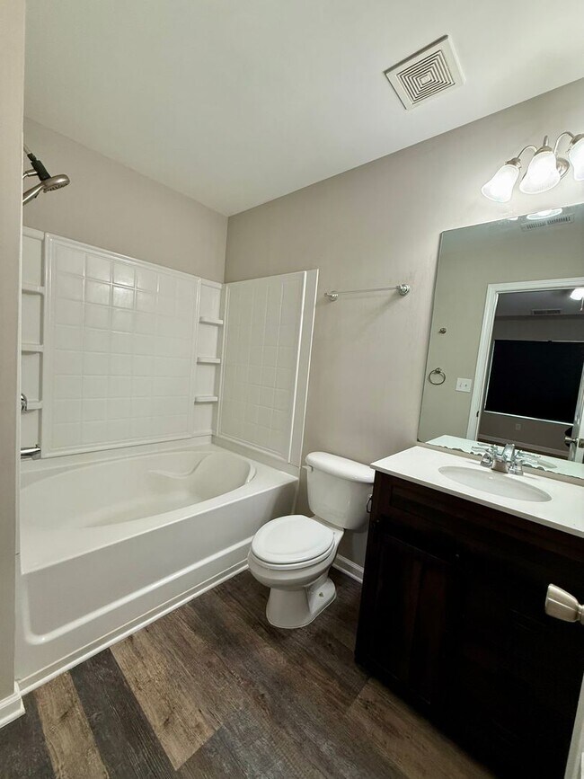 Building Photo - Great Oakwood Location- 3 bedroom, 2.5 bat...