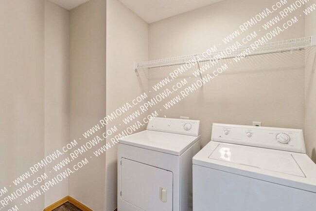 Building Photo - GREAT LOCATION!! 2 Bedroom, 2 Bathroom Tow...