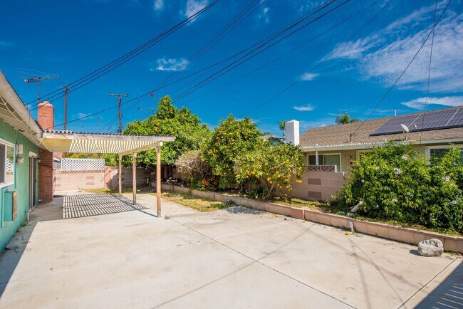 Building Photo - Single Family Stunner!