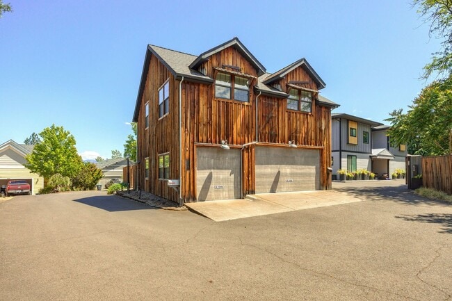 Building Photo - Peaceful 2-bedroom 1-bath Cottage with Dec...