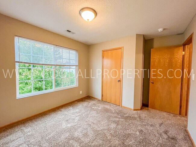 Building Photo - 3 Bedroom, 2.5 Bathroom in Waukee