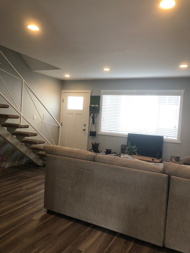 Building Photo - 732 9th St