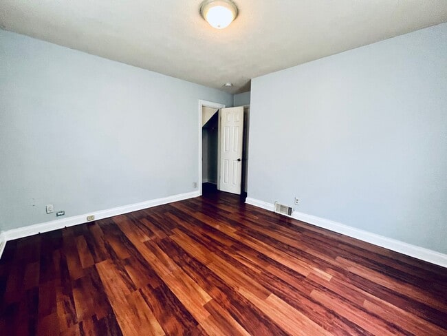 Building Photo - Four Bedroom off Dixie Highway