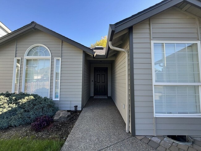 Building Photo - Beautiful Single-Level 3 Bedroom Home with Modern Kitchen and Open Floor Plan