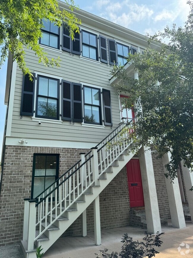 Building Photo - GORGEOUS NEW CONSTRUCTION GARDEN UNIT-PARK...